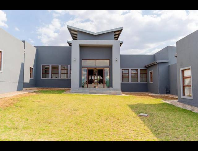 8 BEDROOM HOUSE FOR SALE IN MOOIKLOOF